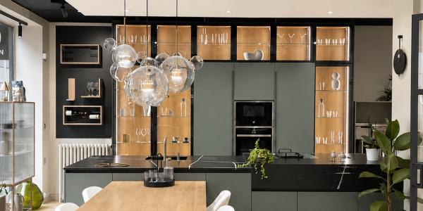 Image Cuisine sur mesure vert muschio et silestone