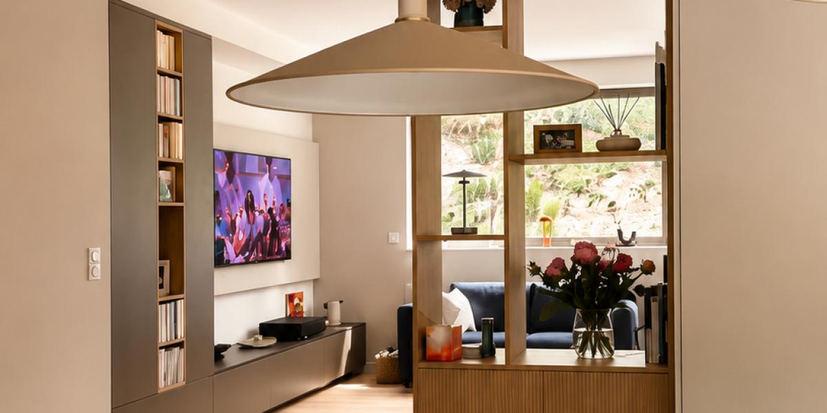 Image Cuisine et meuble tv hauts de gamme à Cabourg – Laque mate, bois & bronze | ESKALE