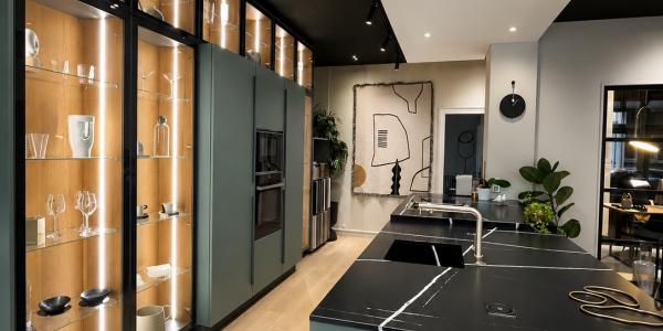 Image Cuisine sur mesure vert muschio et silestone