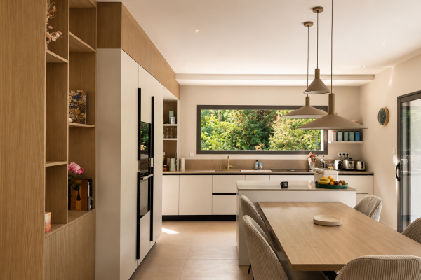 Cuisine haut de gamme blanc et bois