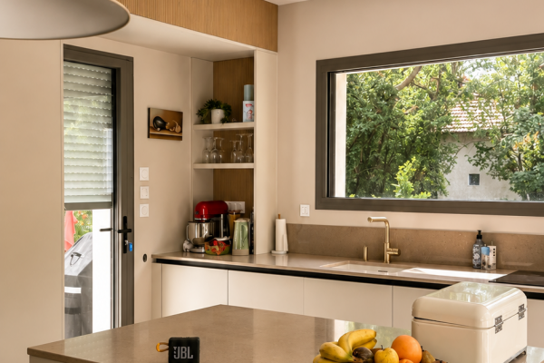 Cuisine haut de gamme blanc et bois