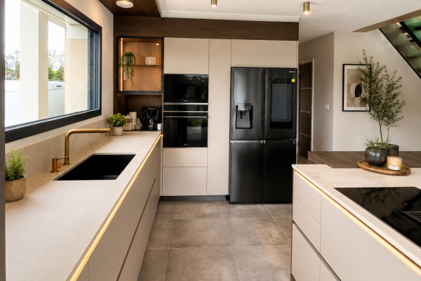 Cuisine haut de gamme à Caen | Laque mate, noyer & Dekton REM