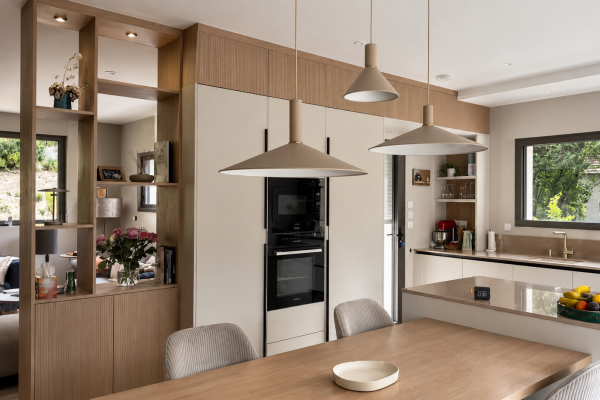 Cuisine haut de gamme blanc et bois